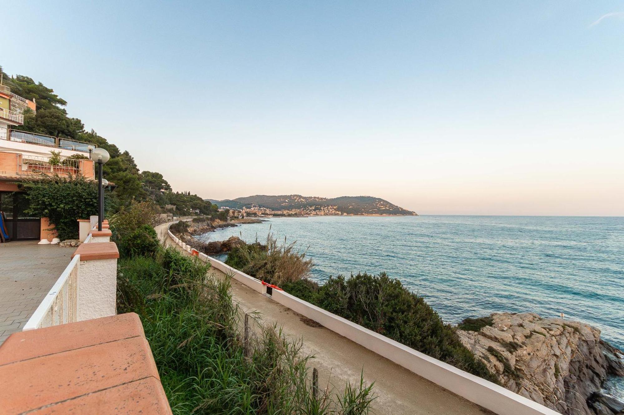 C22 Beachfront Villa - Spa Bath, Pool, Private Beach, Parking Free Marina dʼMarina dʼAndora Bagian luar foto